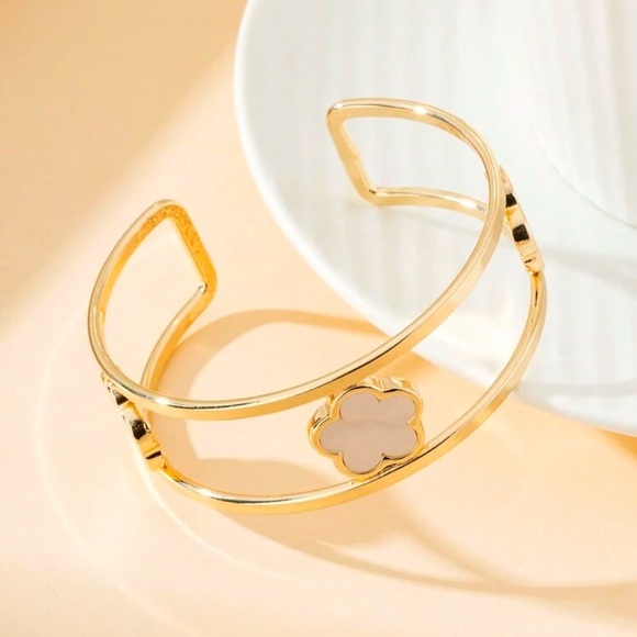 Elegant Gold and White Clover Bangle Bracelet​ - Picture 3 of 6